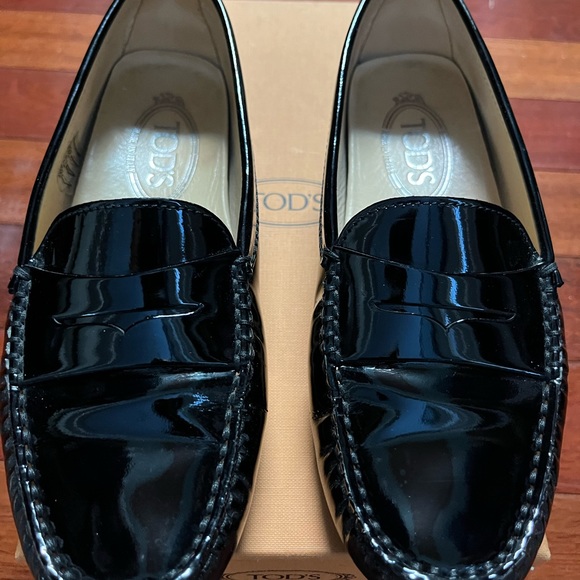 TODS black patent driving shoe moccasin. Worn once. Size 36. - Picture 3 of 6